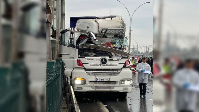 Yoldaki cesede çarpmamak için manevra yapan tıra kamyon çarptı